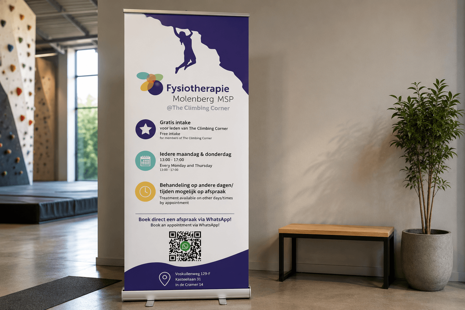 Roll-up banner ontworpen voor een fysiotherapiepraktijk, opgesteld in de hal van een klimzaal